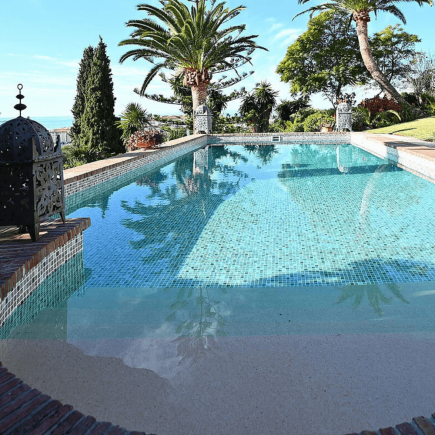 Photo d'une piscine avec liner en PVC armé ALKORPLAN persia vieux rose