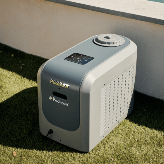 Local technique Ultra compact 4 en 1 : Filtration et Pompe à chaleur intégrée vue face avant piscine semi-entérrée