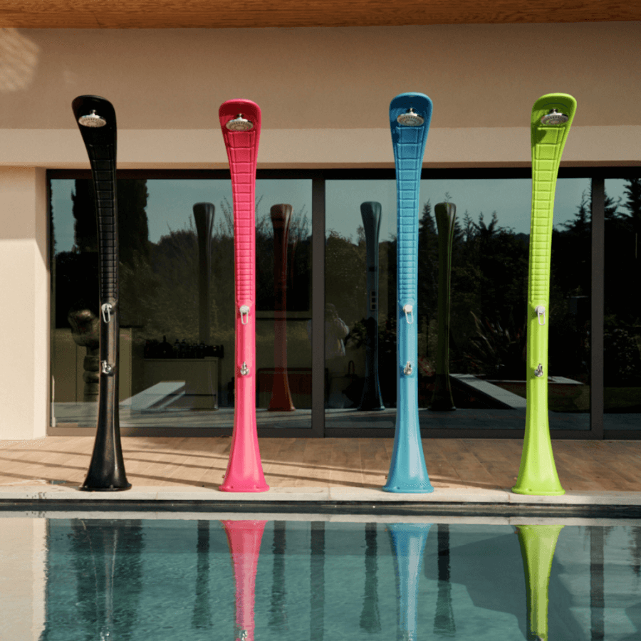 Douche solaire Design Cobra 32L avec son rince pieds devant une piscine