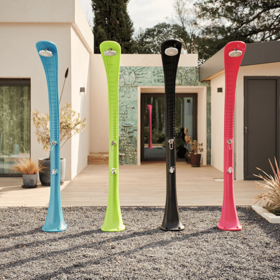 Douche solaire Design Cobra 32L avec son rince pieds sur du gravier