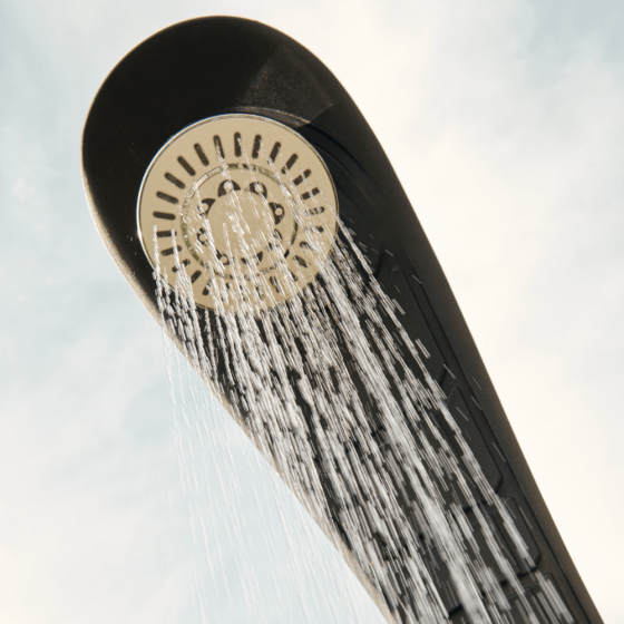 Douche solaire Design Cobra 32L avec son rince pieds avec eau qui coule