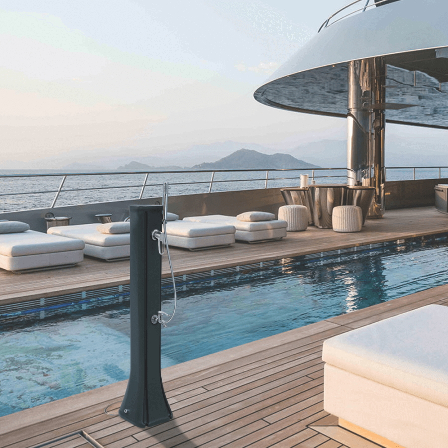 Douche solaire Compacte Happy Go 23L avec son rince pieds devant piscine