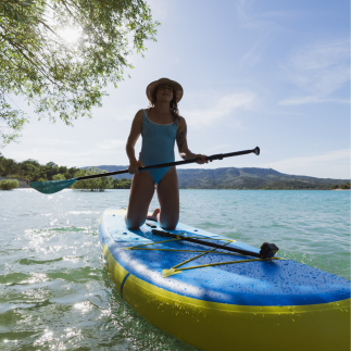 Pack Paddle Gonflable SUP WattSUP F10 avec une femme à genou dessus