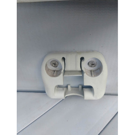 Attache volet chevillé gris clair