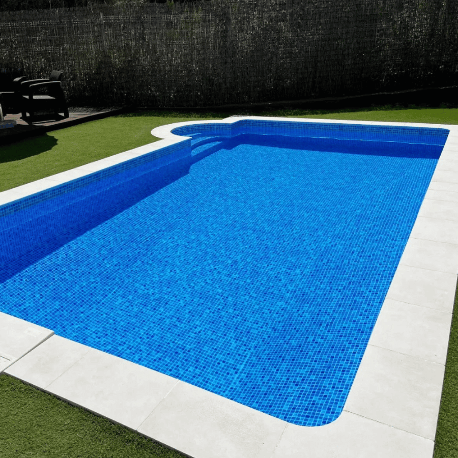 Photo d'une piscine avec pvc armée sopremapool design antidérapant PIERRE DE BALI Photo d'une piscine avec pvc armée sopremapool design antidérapant PIERRE DE BALI
