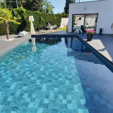 Photo d'une piscine avec pvc armée sopremapool design antidérapant PIERRE DE BALI