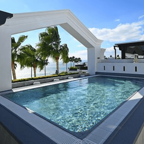 photo d'une piscine avec Pvc armé ALKORPLAN ALIVE 165/100 couleur gris