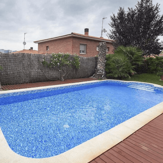 photo de synthèse d'une piscine avec liner bleu carrare