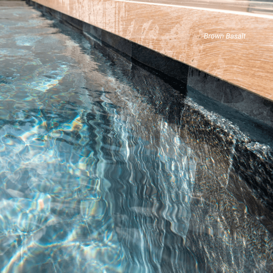 photo d'une piscine avec liner brown basalt