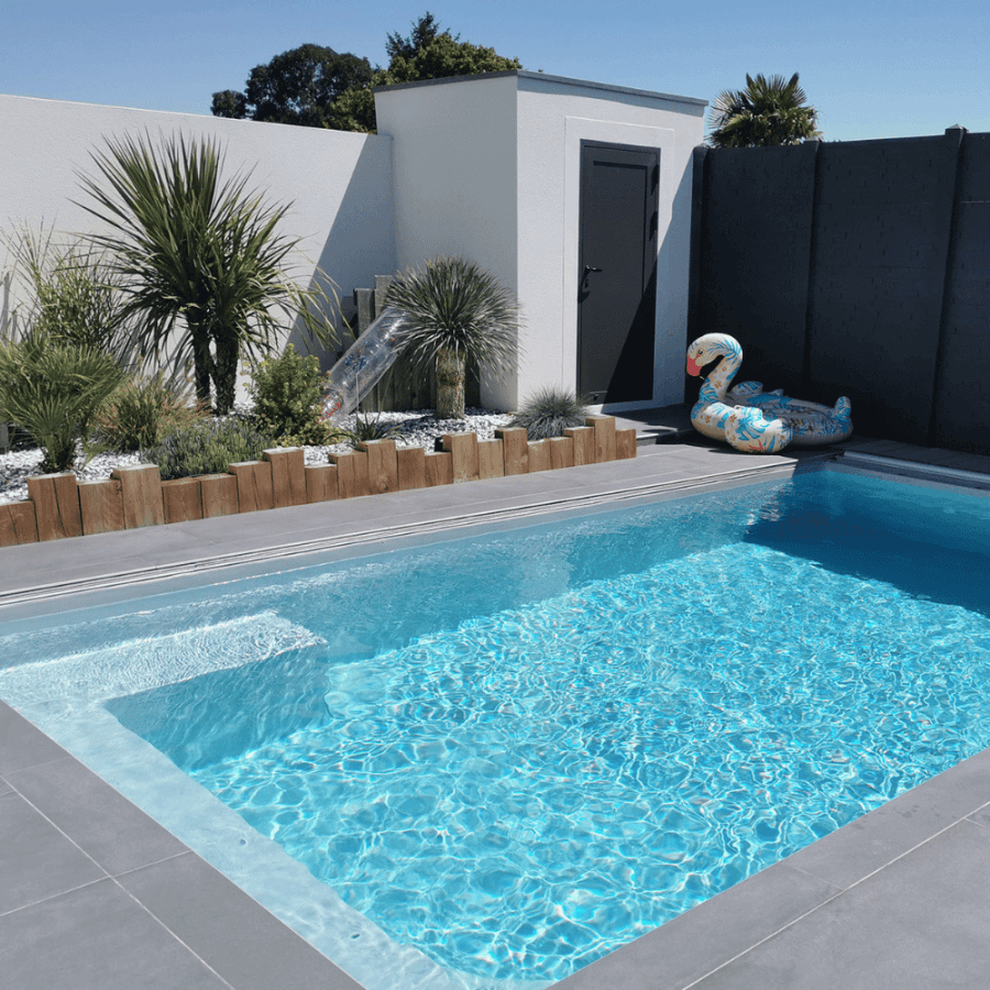 photo d'une piscine avec liner nacre gris perle