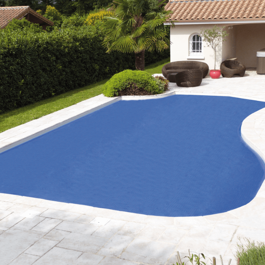 Photo d'une piscine avec une bâche à bulle bleu