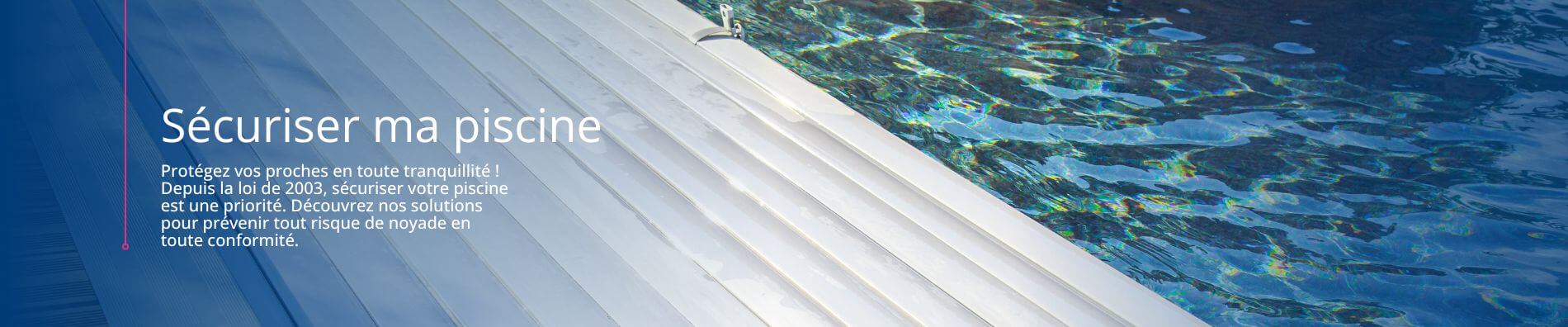 Piscine recouverte en partie par un volet immergé Photo d'une piscine à moitié recouverte par un volet immergé