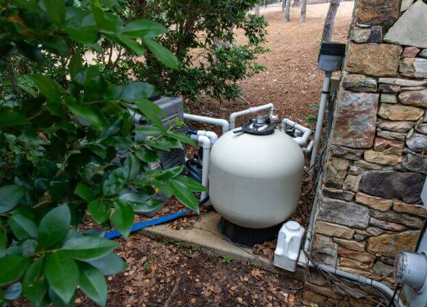 Pompe de filtration pour piscine photo d'une pompe de filtration pour piscine dans un jardin